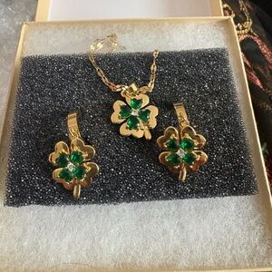 Gold Green Clover Pendant Necklace Earrings Set NIB